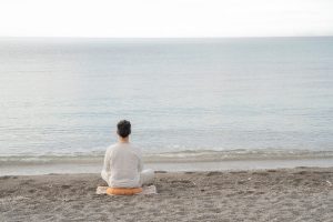 Toni Lozano en la playa, promoviendo el seminario gratuito sobre sanación energética y bienestar holístico en Mallorca.