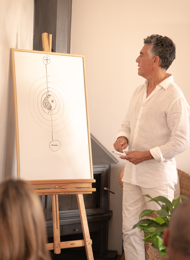 Toni Lozano en mitad de un seminario holístico de sanación energética